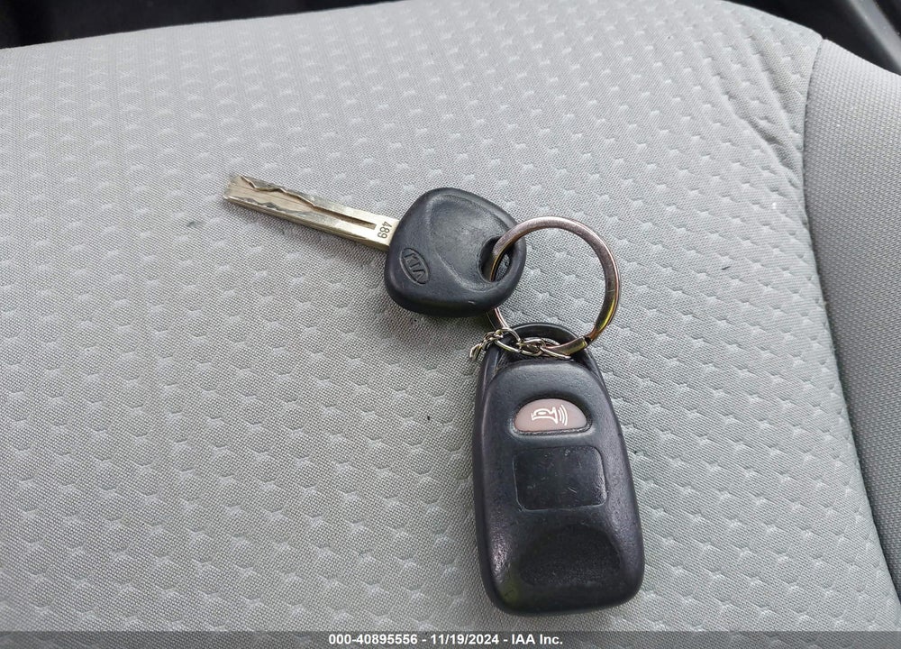 2011 KIA SORENTO LX VIN: 5XYKT4A13BG168386