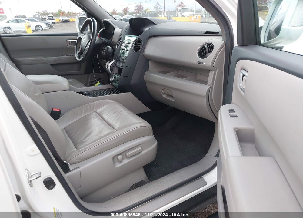 2011 HONDA PILOT TOURING VIN: 5FNYF4H93BB085187