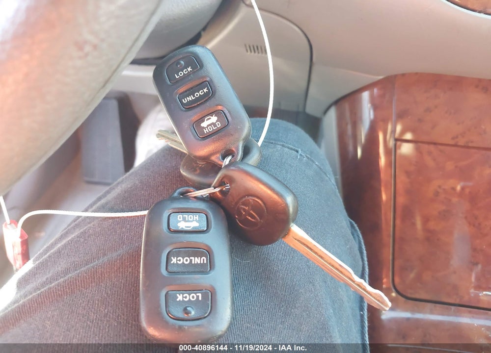 2005 TOYOTA CAMRY XLE VIN: 4T1BE32K95U945289