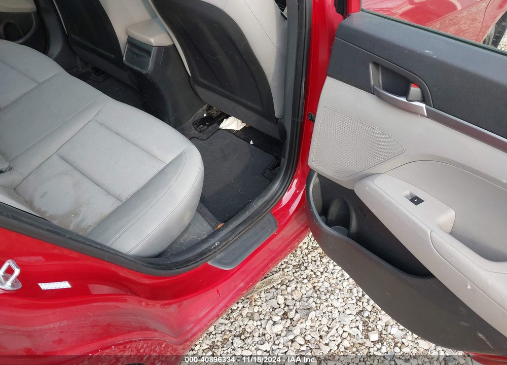 2017 HYUNDAI ELANTRA SE VIN: KMHD74LF6HU071580
