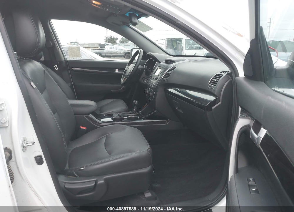2015 KIA SORENTO LX V6 VIN: 5XYKT4A71FG558459