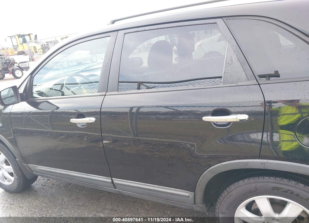 2013 KIA SORENTO LX VIN: 5XYKT3A61DG401173