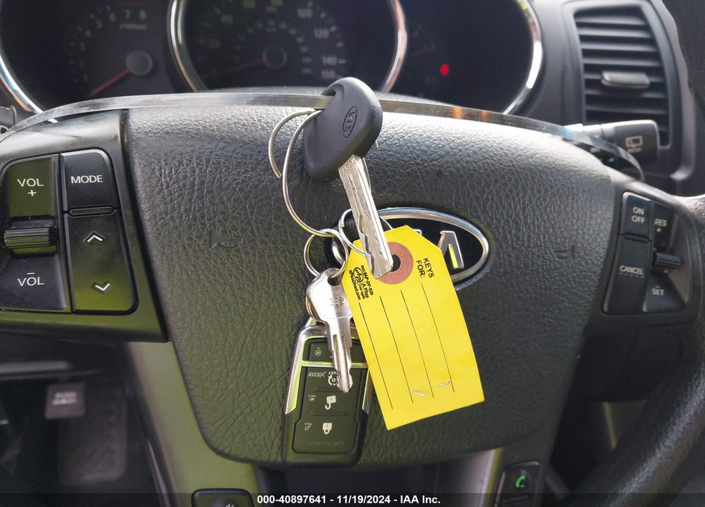 2013 KIA SORENTO LX VIN: 5XYKT3A61DG401173