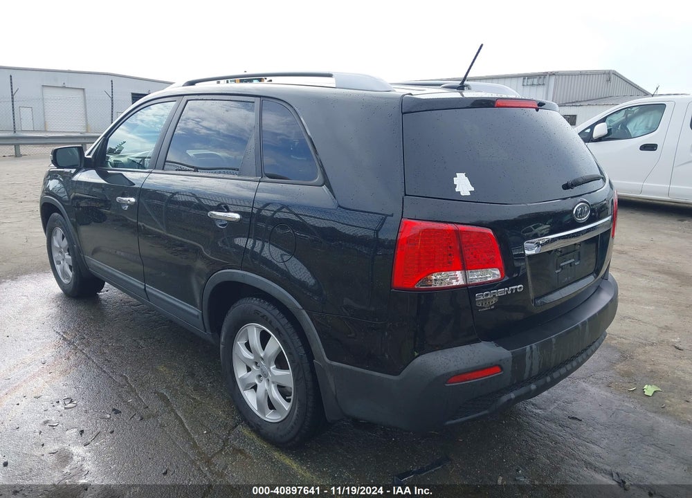 2013 KIA SORENTO LX VIN: 5XYKT3A61DG401173