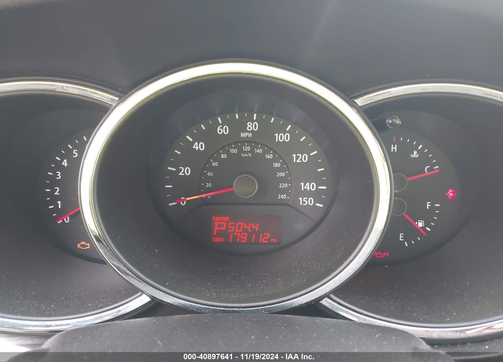 2013 KIA SORENTO LX VIN: 5XYKT3A61DG401173