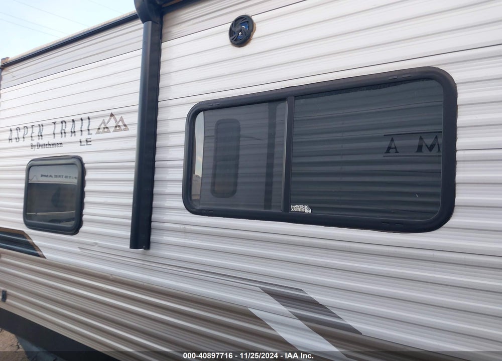 2021 A SPEN TRIL LE 25BH VIN: 4YDT25B21M8920212