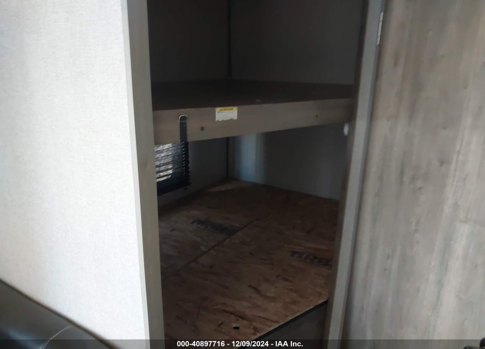 2021 A SPEN TRIL LE 25BH VIN: 4YDT25B21M8920212