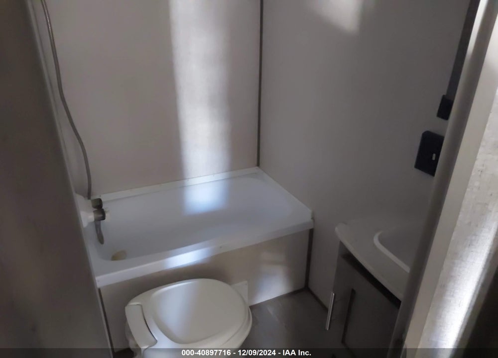 2021 A SPEN TRIL LE 25BH VIN: 4YDT25B21M8920212