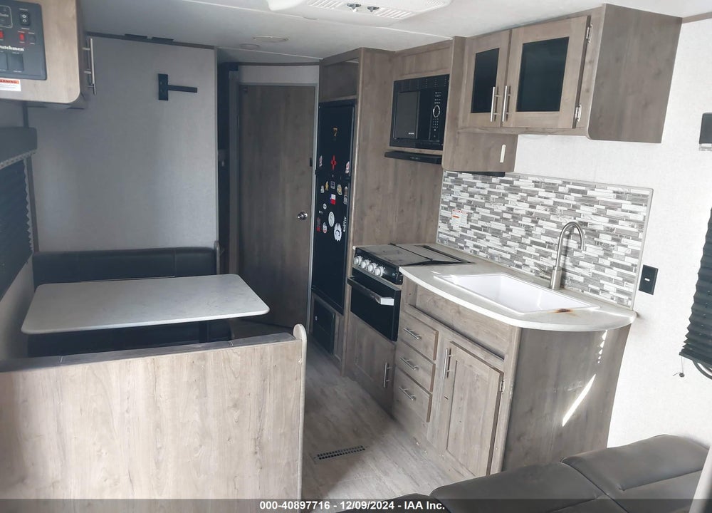 2021 A SPEN TRIL LE 25BH VIN: 4YDT25B21M8920212