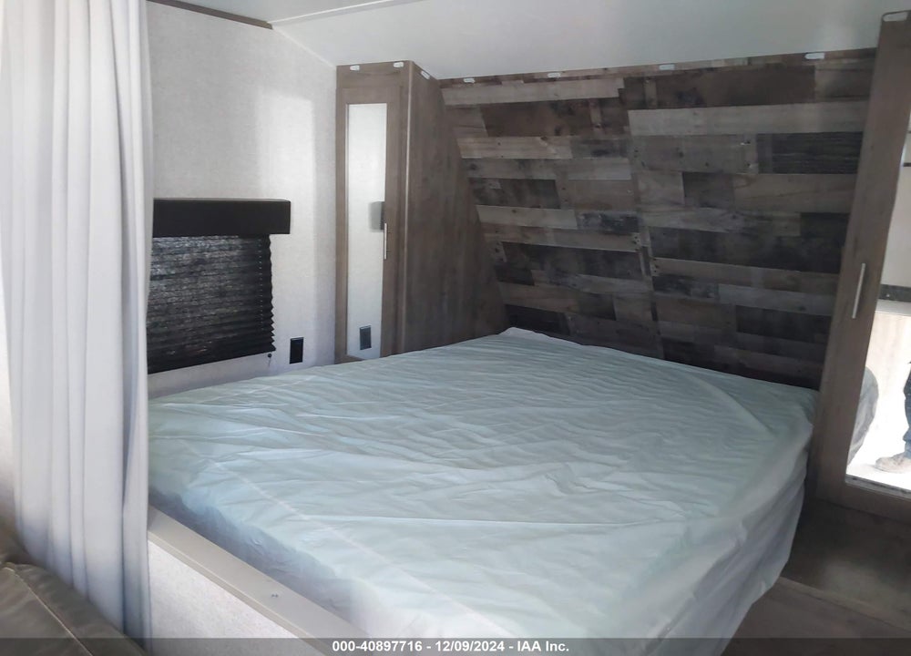 2021 A SPEN TRIL LE 25BH VIN: 4YDT25B21M8920212