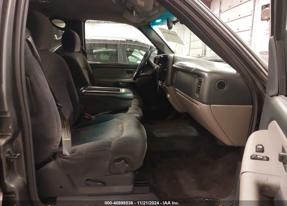 2000 CHEVROLET SUBURBAN 1500 LS VIN: 3GNEC16T3YG196731