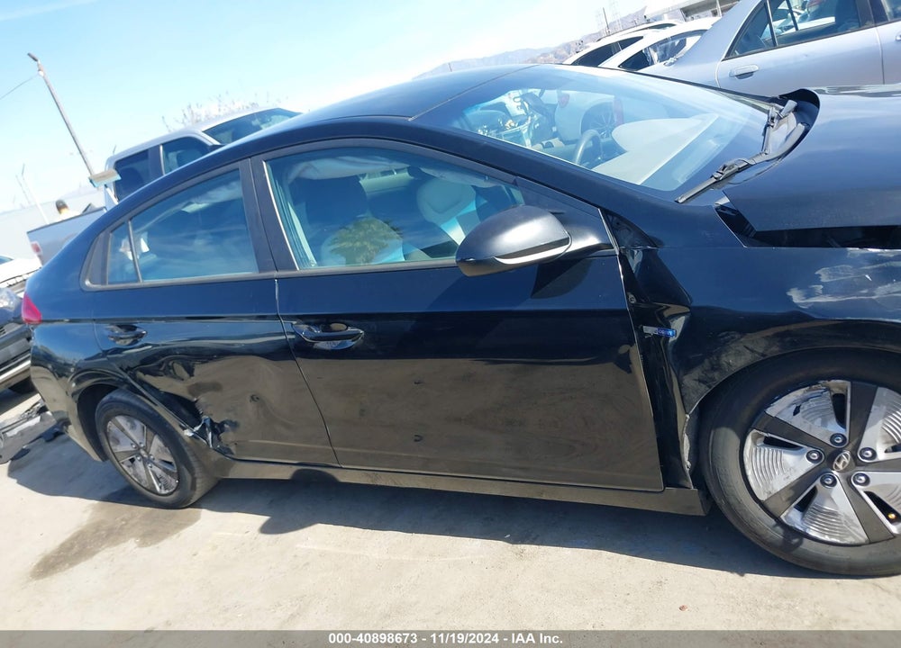 2017 HYUNDAI IONIQ HYBRID VIN: KMHC65LC1HU039615