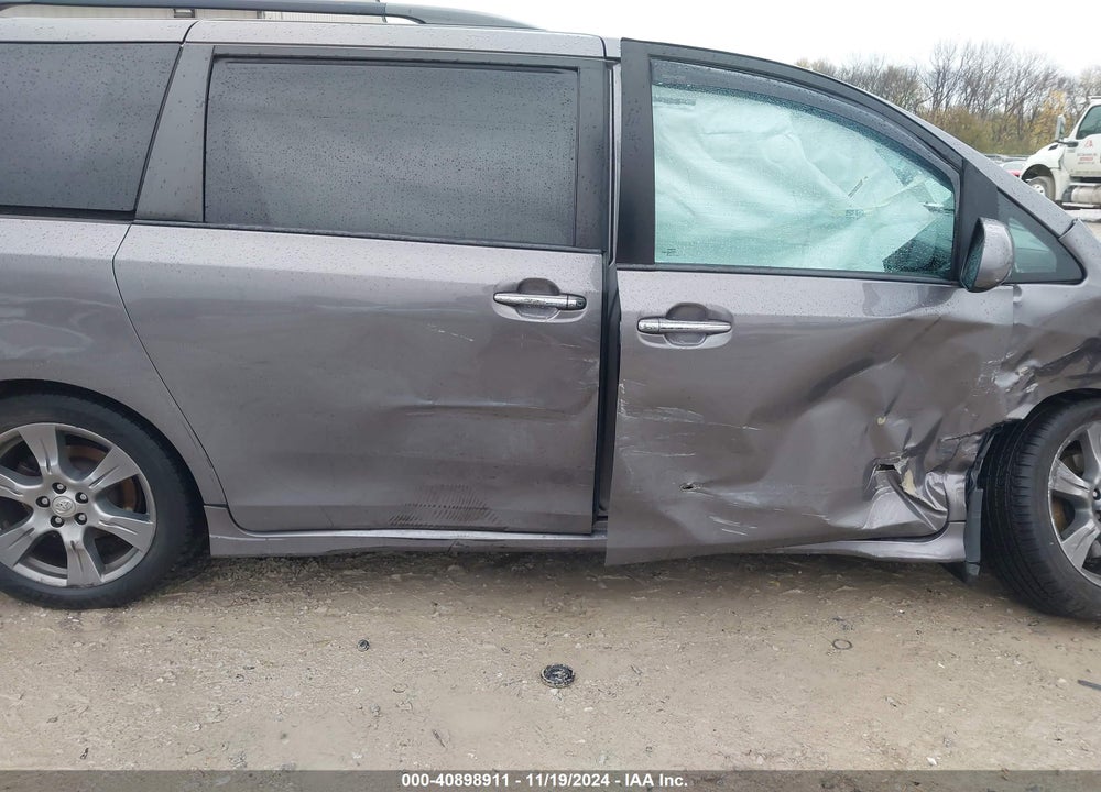 2017 TOYOTA SIENNA SE VIN: 5TDXZ3DC3HS821354