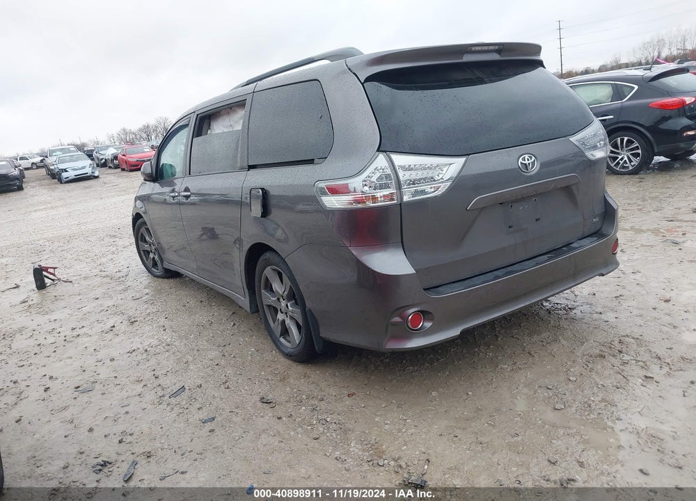2017 TOYOTA SIENNA SE VIN: 5TDXZ3DC3HS821354