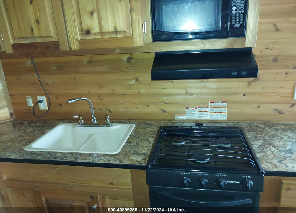 2017 ICE CASTLE FISH HOUSE VIN: 5TJBE2525HM018391