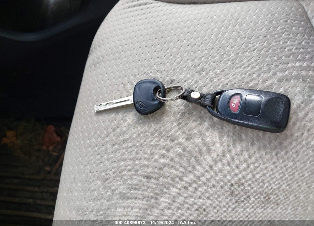2012 KIA SORENTO LX VIN: 5XYKT3A11CG202580