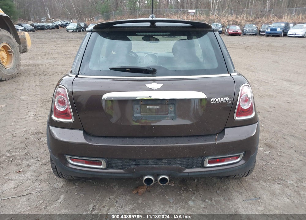 2011 MINI COOPER S VIN: WMWSV3C55BTY20611
