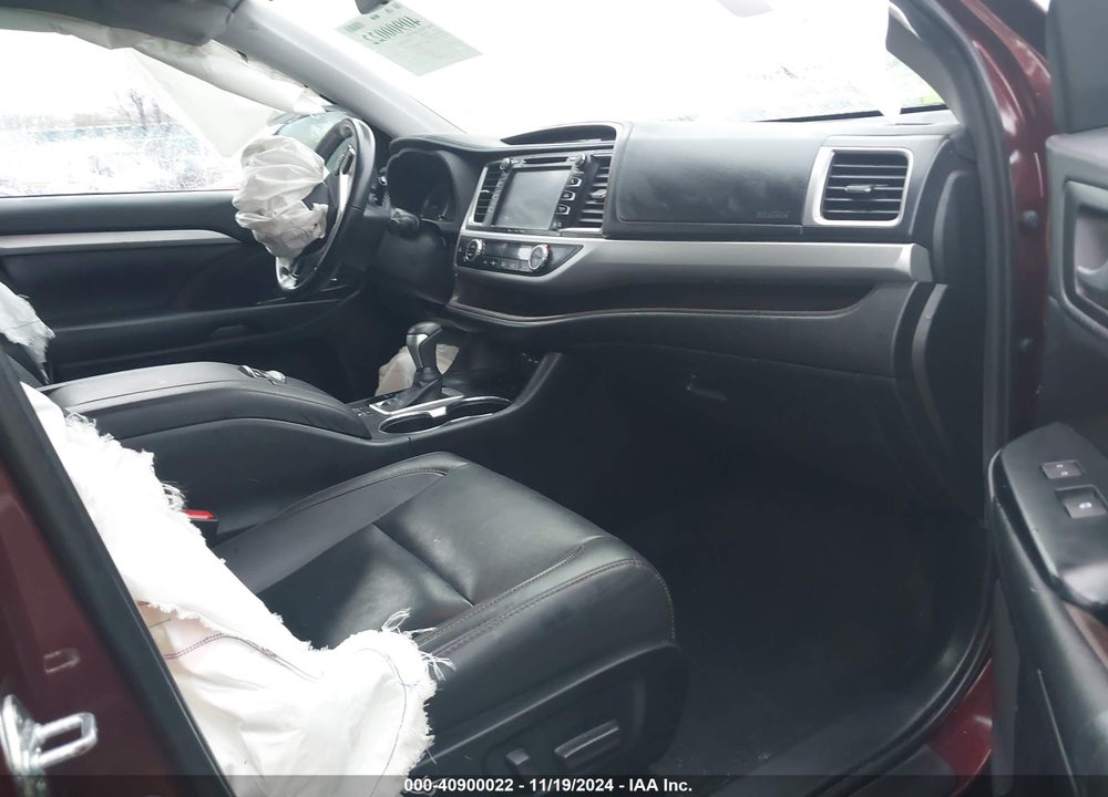 2019 TOYOTA HIGHLANDER XLE VIN: 5TDJZRFH8KS958539