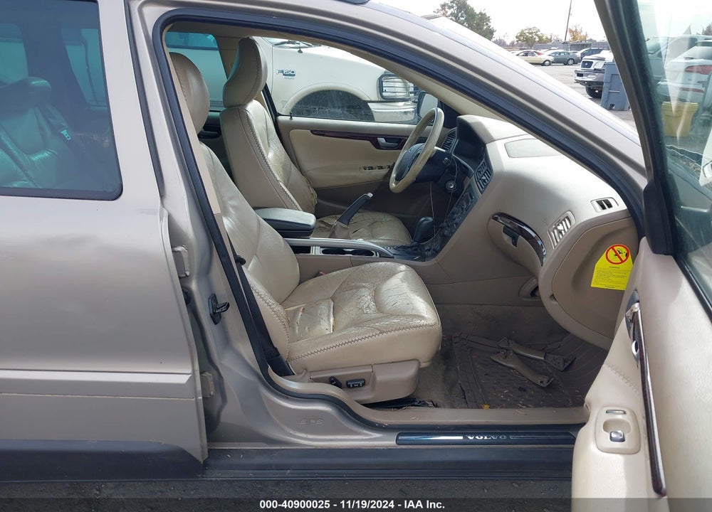 2004 VOLVO XC70 2.5T VIN: YV1SZ59H641135689