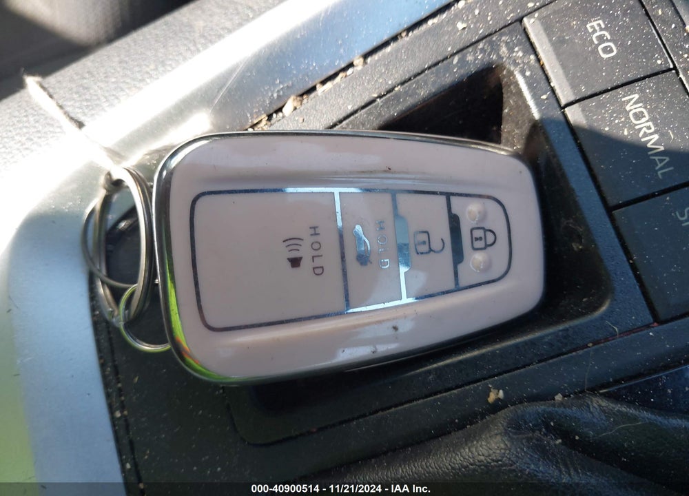 2019 TOYOTA RAV4 XLE VIN: JTMW1RFV3KD020513