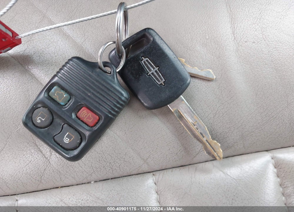 2007 LINCOLN TOWN CAR EXECUTIVE VIN: 1LJFM88W17Y626199