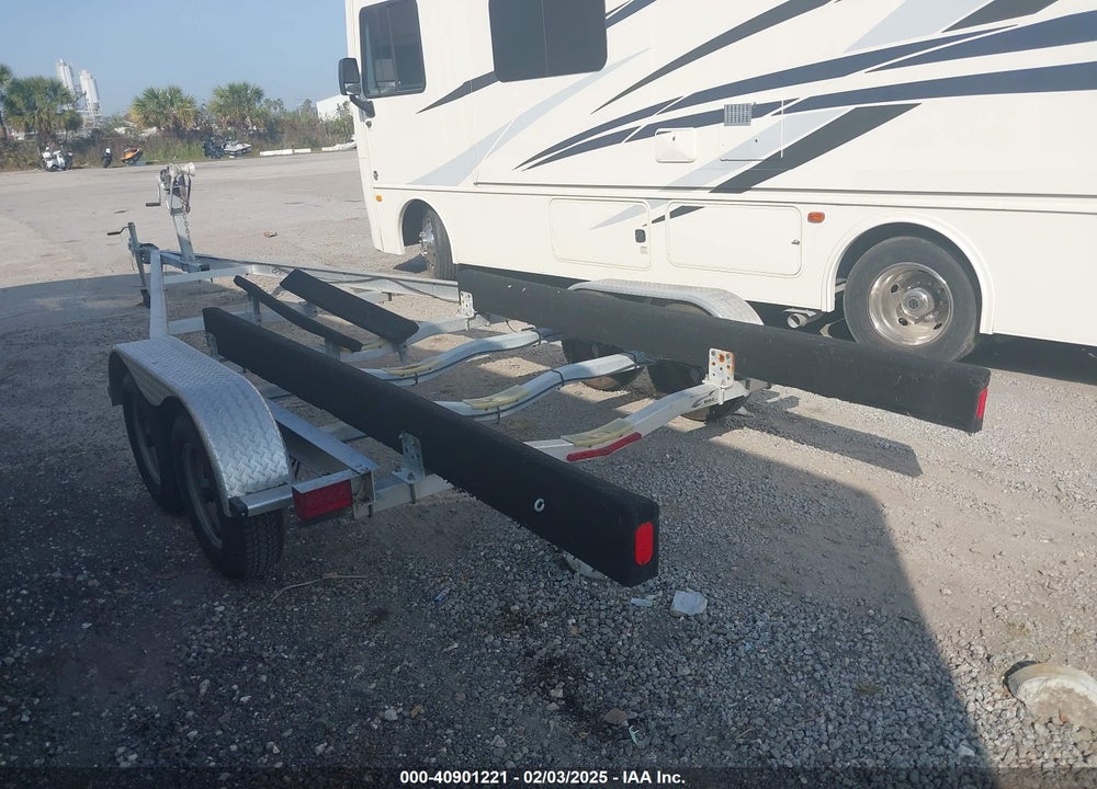 2015 MAGIC TILT BOAT TRAILER TRAILER VIN: 1M5BA2220F1E06655