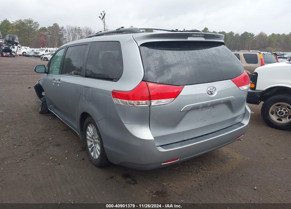 2013 TOYOTA SIENNA XLE V6 8 PASSENGER VIN: 5TDYK3DC3DS325182