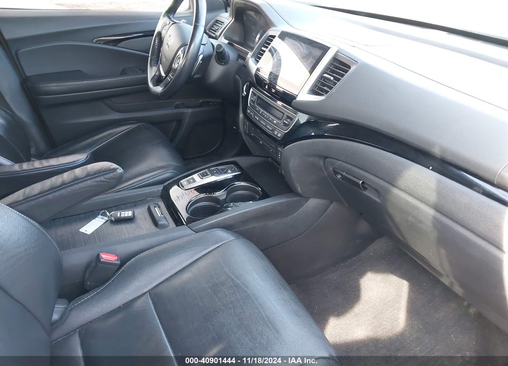 2017 HONDA PILOT TOURING VIN: 5FNYF6H93HB065221