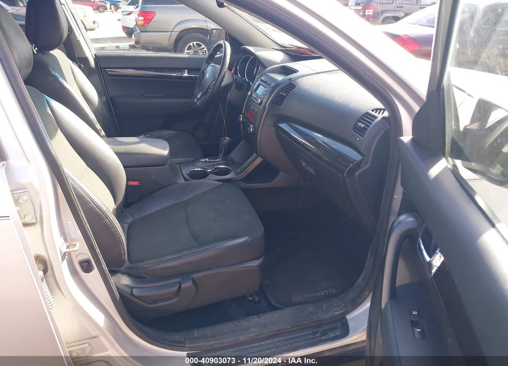 2011 KIA SORENTO EX V6 VIN: 5XYKUDA25BG003929