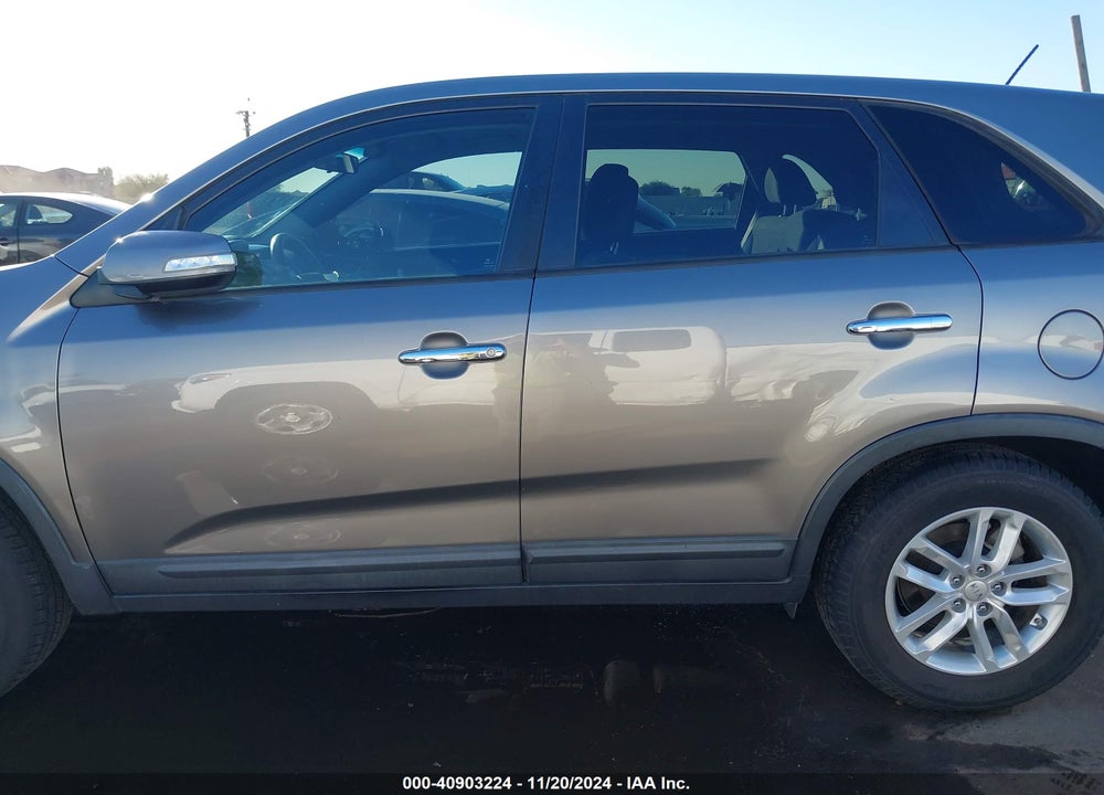 2015 KIA SORENTO LX VIN: 5XYKT3A62FG629573