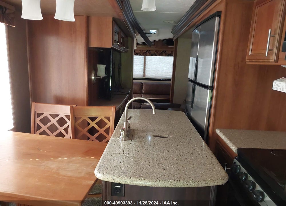 2017 FOREST RIVER LACROSS 330RST VIN: 5ZT2LCYB1HB008064