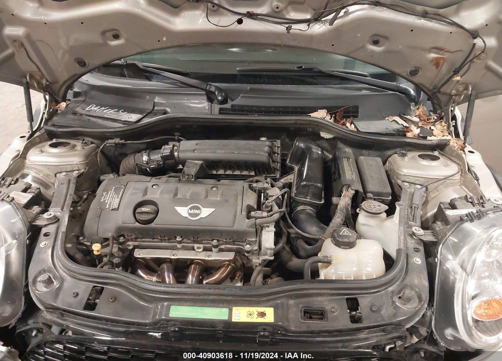 2011 MINI COOPER VIN: WMWSU3C53BT099059