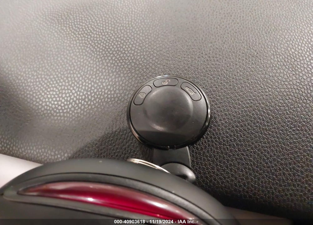 2011 MINI COOPER VIN: WMWSU3C53BT099059