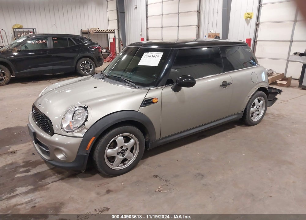 2011 MINI COOPER VIN: WMWSU3C53BT099059