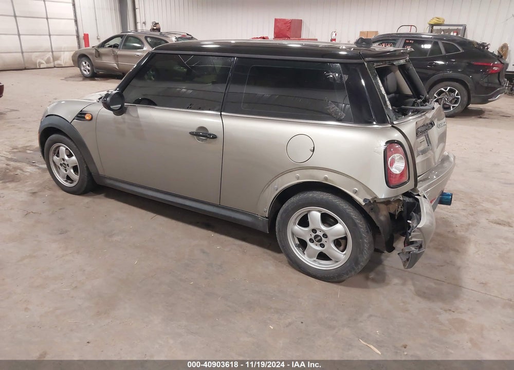 2011 MINI COOPER VIN: WMWSU3C53BT099059
