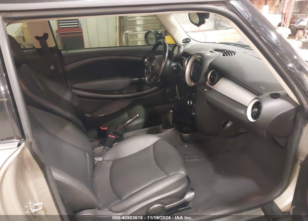 2011 MINI COOPER VIN: WMWSU3C53BT099059