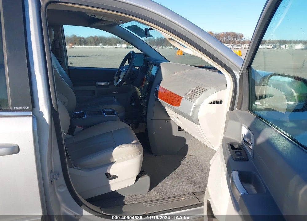 2008 CHRYSLER TOWN & COUNTRY VIN: 2A8HR54P78R732956