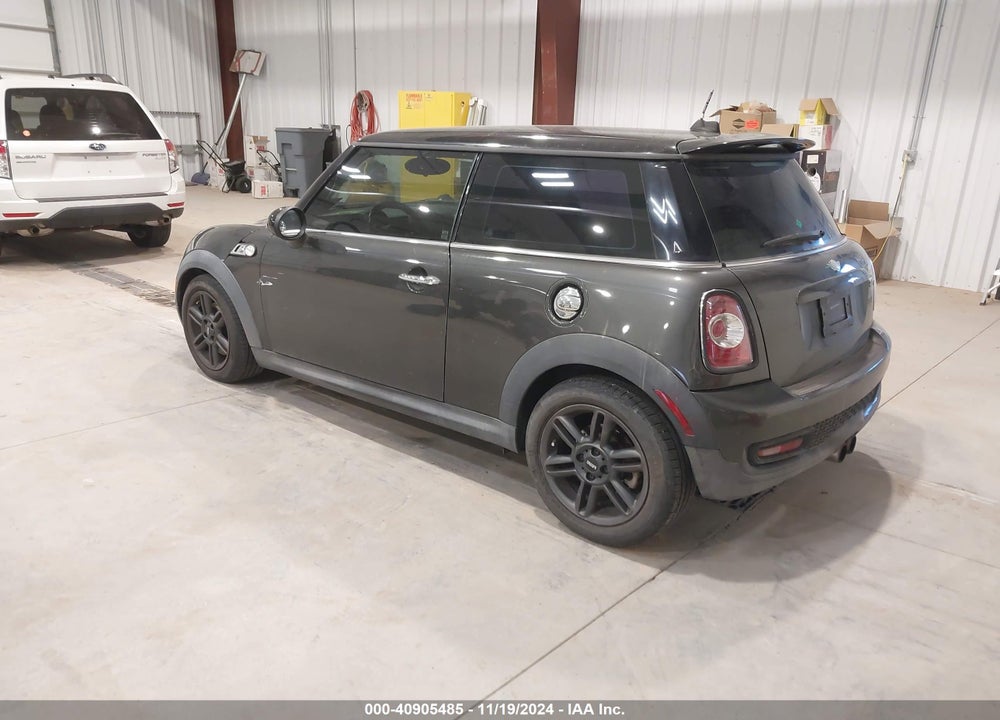 2011 MINI COOPER S VIN: WMWSV3C56BTY12677