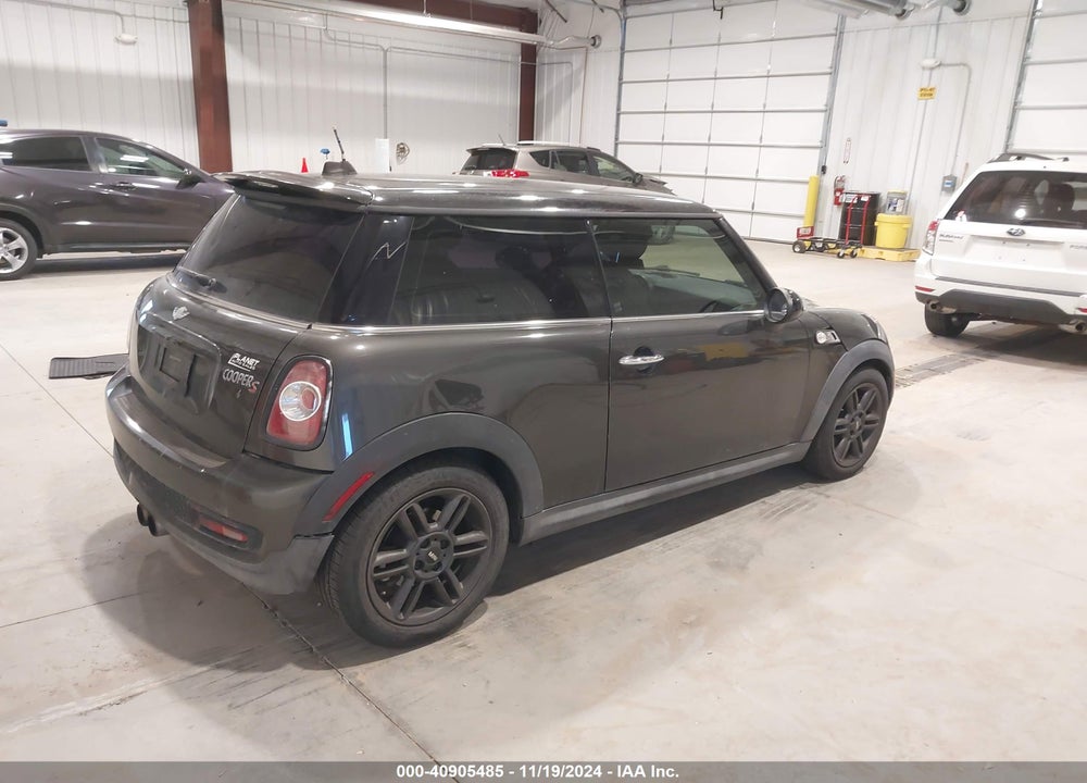 2011 MINI COOPER S VIN: WMWSV3C56BTY12677