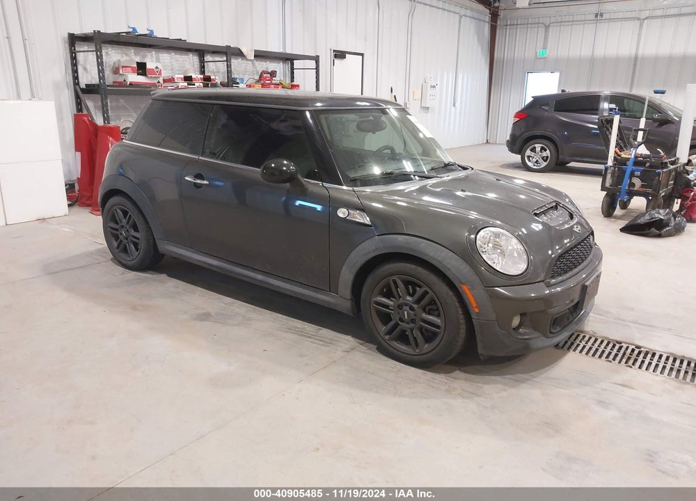 2011 MINI COOPER S VIN: WMWSV3C56BTY12677