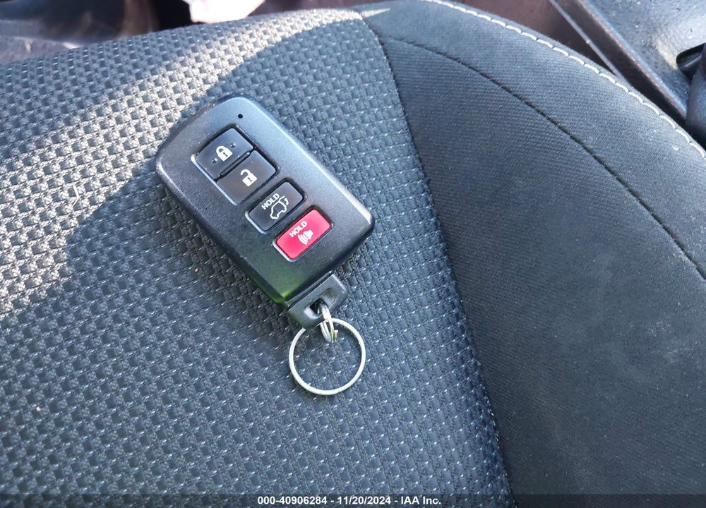 2017 TOYOTA RAV4 XLE VIN: JTMRFREV2HJ713017