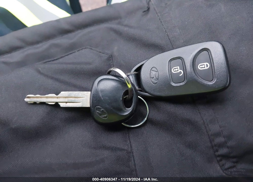 2008 HYUNDAI ACCENT GS VIN: KMHCM36C18U104078
