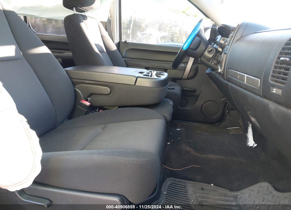 2011 CHEVROLET SILVERADO 1500 LT VIN: 1GCPKSE3XBF199016
