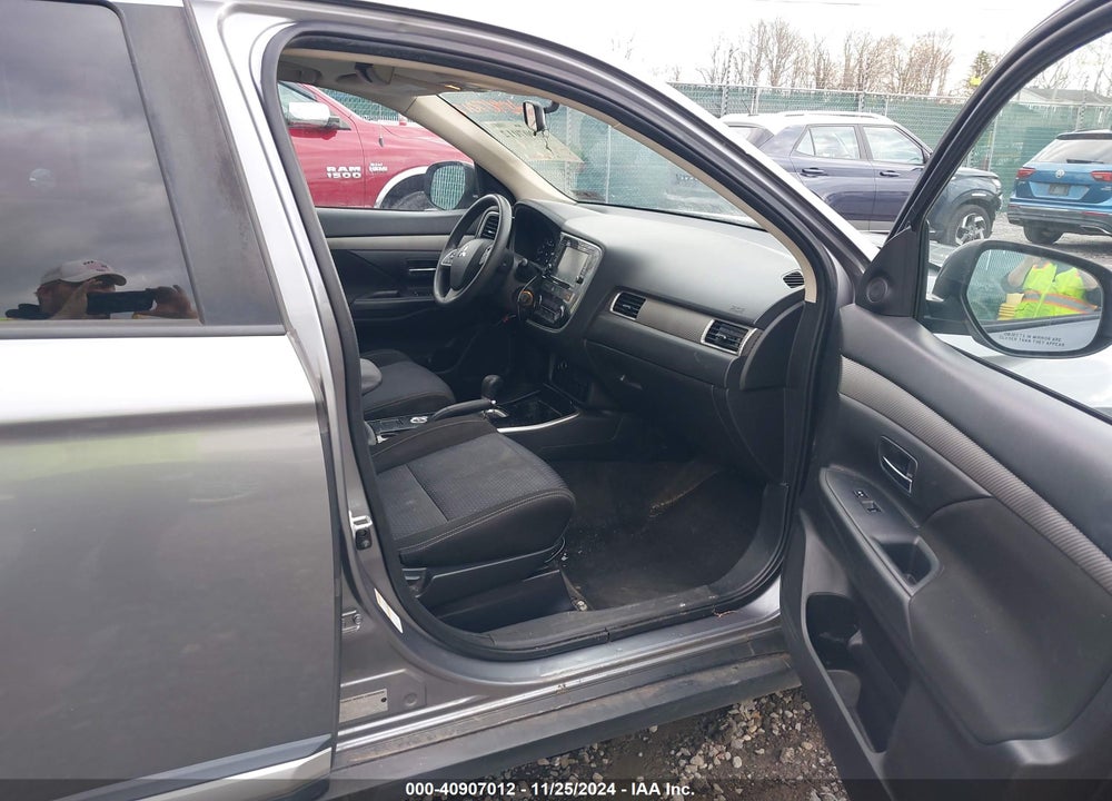 2018 MITSUBISHI OUTLANDER ES VIN: JA4AZ3A35JZ024743