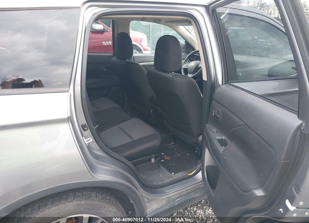 2018 MITSUBISHI OUTLANDER ES VIN: JA4AZ3A35JZ024743