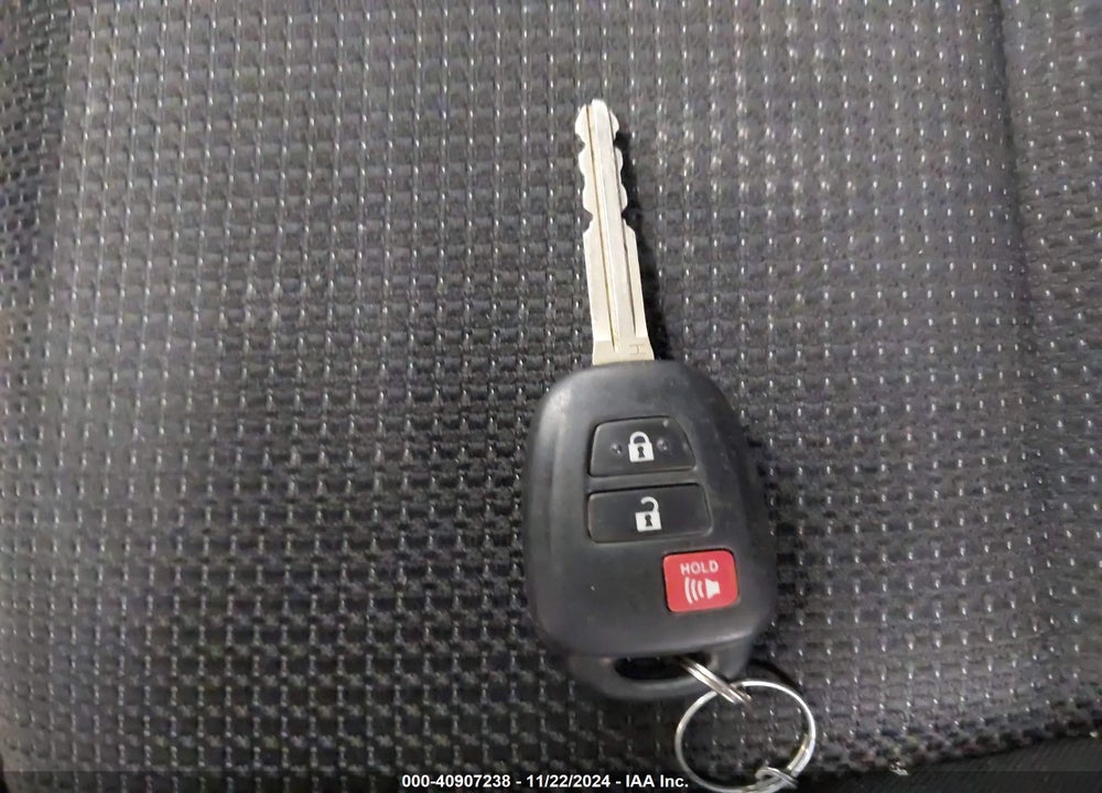 2017 TOYOTA RAV4 XLE VIN: JTMRFREVXHJ119551