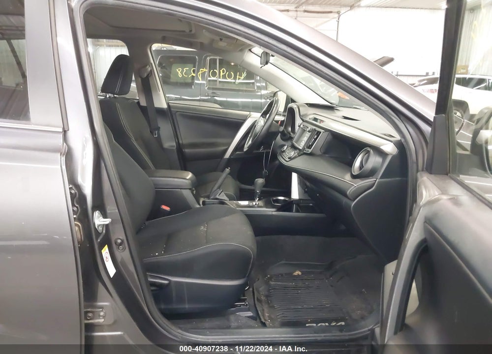 2017 TOYOTA RAV4 XLE VIN: JTMRFREVXHJ119551