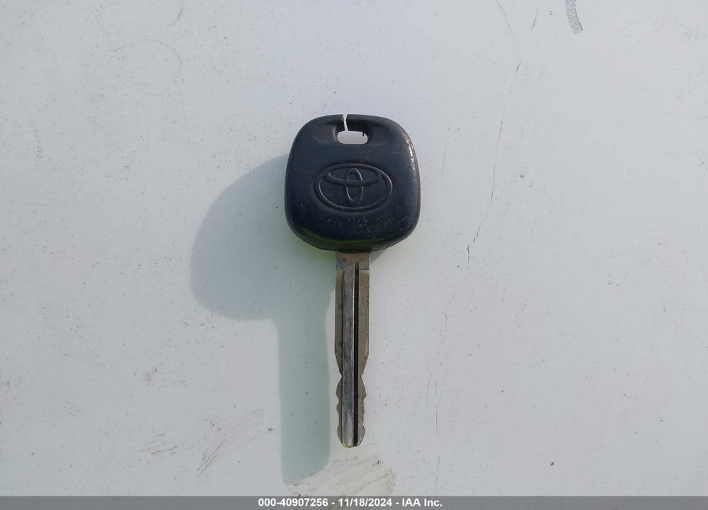 2005 TOYOTA COROLLA LE VIN: 1NXBR32E95Z440660
