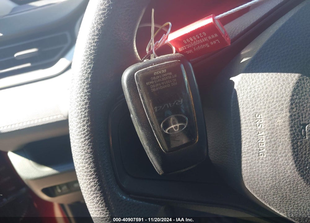 2019 TOYOTA RAV4 XLE VIN: JTMW1RFV1KD008036