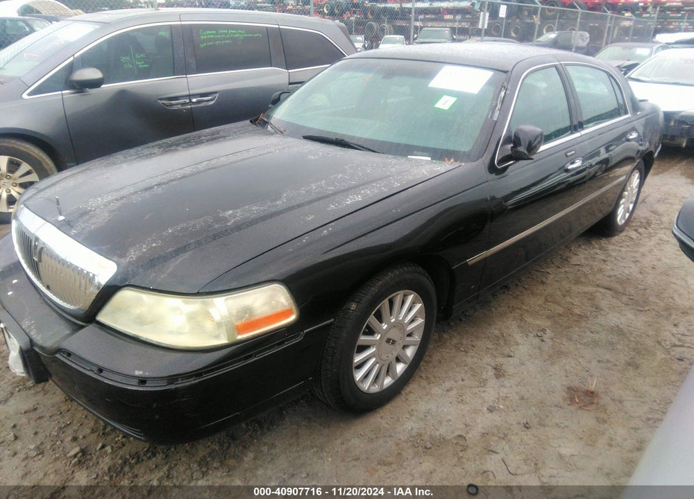 2005 LINCOLN TOWN CAR SIGNATURE VIN: 1LNHM81W85Y611729